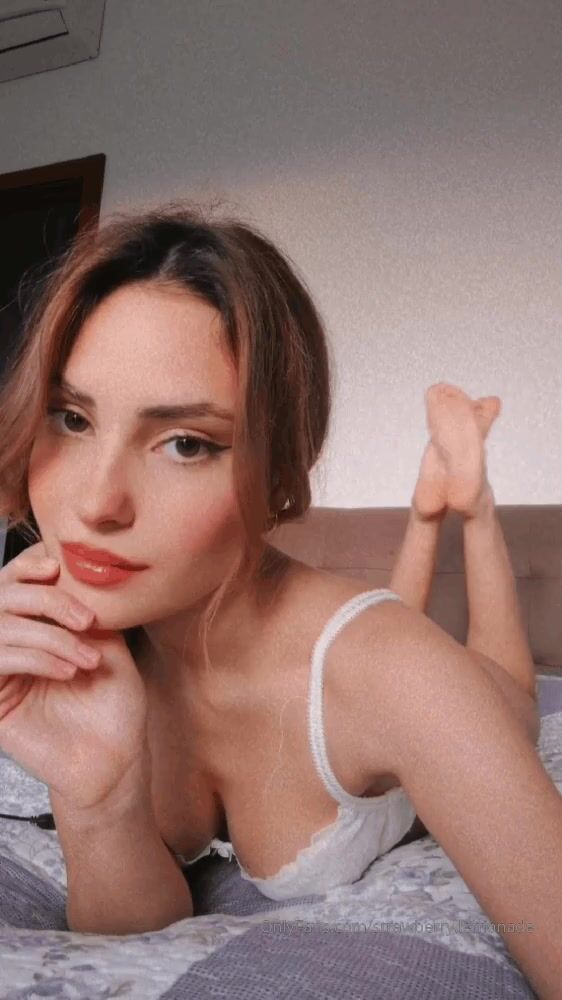 Selfie giovane raagazza fica in mutandine e reggiseno