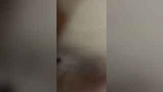 Mogli si fa scopare in vacanza da cameriere dell'hotel