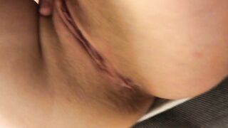 Studentessa nuda accarezzandosi la fica depilata