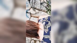 Mi porta a vedere il fortino e mi scopa all'aperto