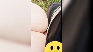 Mi porta a vedere il fortino e mi scopa all'aperto