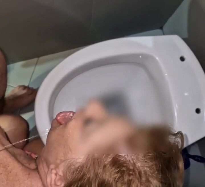 Moglie napoletana pisciata in faccia sul cesso