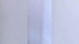 La spio nella doccia