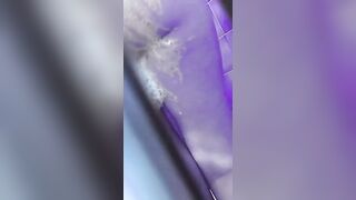 La spio nella doccia