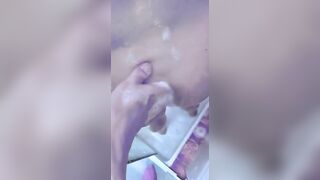 La spio nella doccia