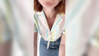 Clara accaldata e vogliosa