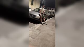 Luigi piscia per strada