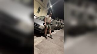 Luigi piscia per strada