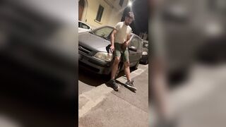 Luigi piscia per strada