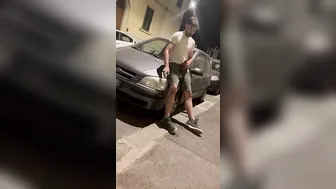 Luigi piscia per strada