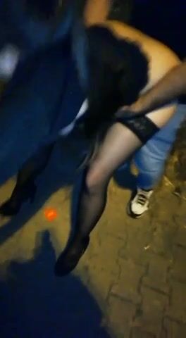 Scopata nel parcheggio davanti a suo marito guardone