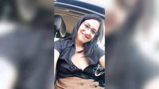 Esibizionista con occhiali Masturbazione all'aperto e pissing