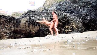 Pompino e Scopata Coppia Esibizionista in spiaggia