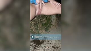 Moglie masturbandosi e squirtando sulla panchina