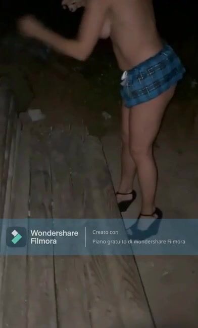 Moglie masturbandosi e squirtando sulla panchina