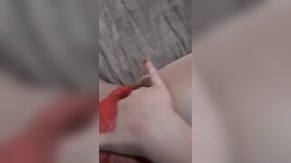 Moglie carezze intime col perizoma rosso