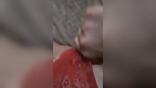 Moglie carezze intime col perizoma rosso