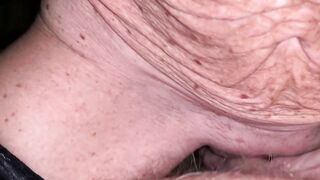 Se lo gusta con una gran pompa e poi lo cavalca