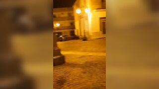 Masturbata nella piazzatta del paese