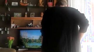 Quando la moglie fa le pulizie lui si arrapa