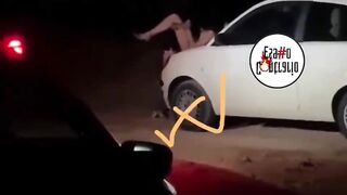 Scopa ragazza italiana sul cofano della macchina a Monopoli