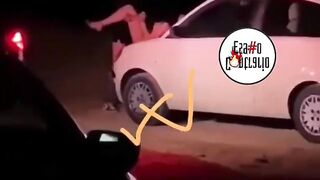 Scopa ragazza italiana sul cofano della macchina a Monopoli