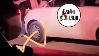 Scopa ragazza italiana sul cofano della macchina a Monopoli