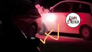 Scopa ragazza italiana sul cofano della macchina a Monopoli