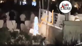 Scopa ragazza italiana sul cofano della macchina a Monopoli