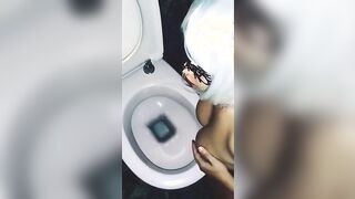 Napoletana ingoia piscia e sperma come una cagnetta