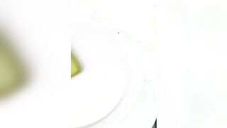 Napoletana ingoia piscia e sperma come una cagnetta