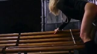 Serata moglie matura scopata sulla panchina da sconosciuto