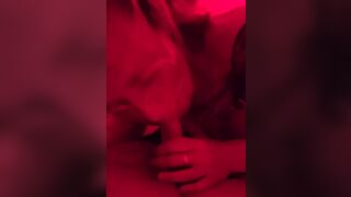 Pompino fidanzata italiana con occhiali