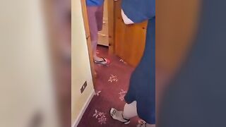 Il fattorino della pizza oggi lo paga lei - Scopa col ragazzo delle consegne