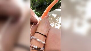 Moglie matura si sfonda in terrazzo con due dildo