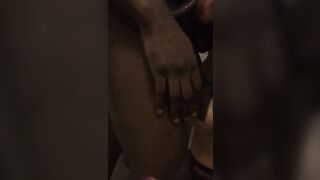 Moglie con due bull neri