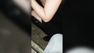 Moglie spompina due singoli davanti al marito