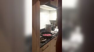 Anche in cucina sa come farti rizzare il cazzo