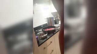 Anche in cucina sa come farti rizzare il cazzo