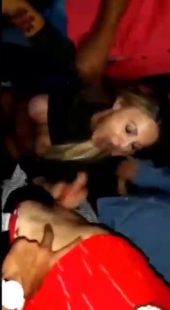 Spompina tre cazzi la puttana