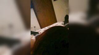 Mi fa un pompino guardando la Tv la puttana