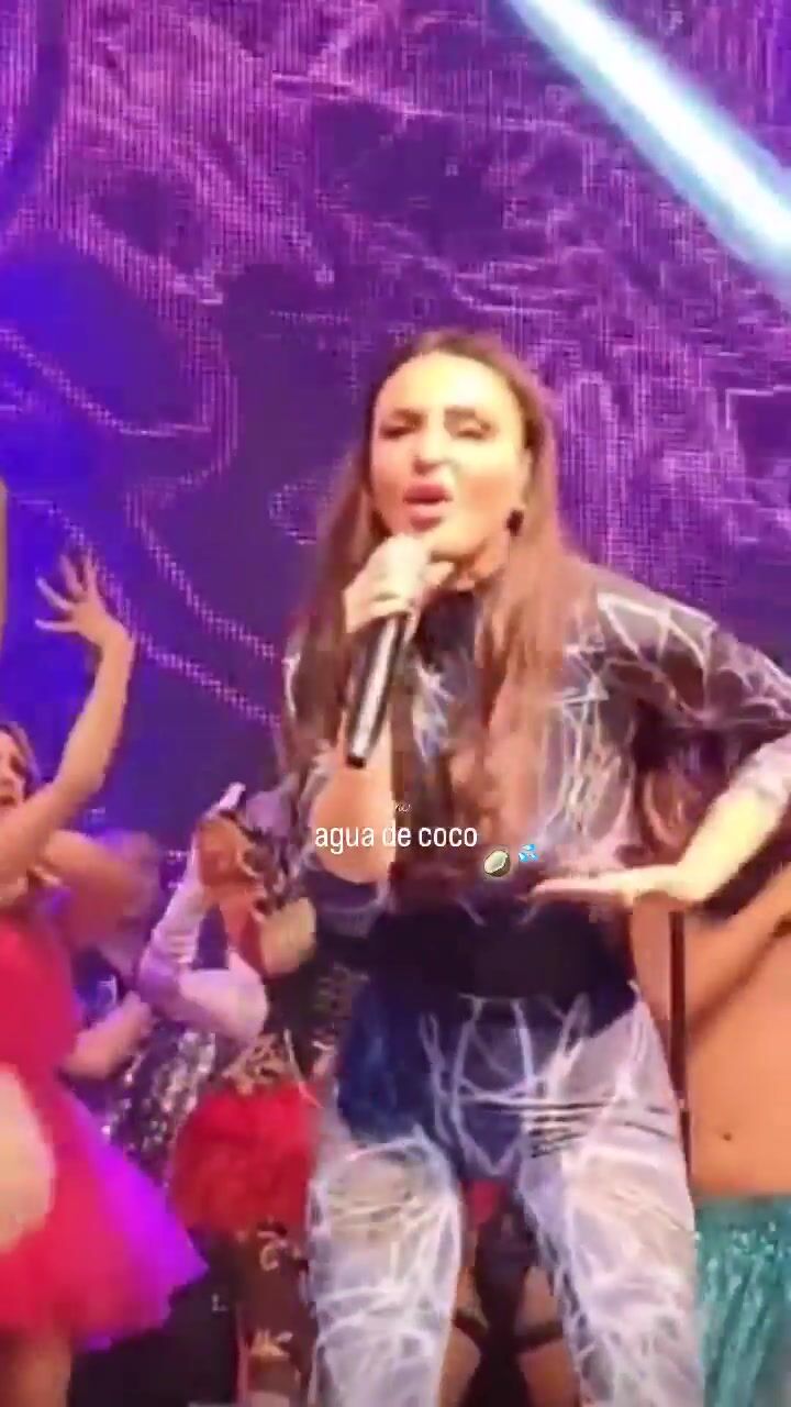Arisa Agua De Coco paplandosi le tettone