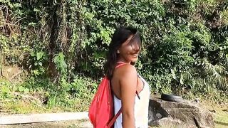 Fa un pompino a sconosciuto con ingoio e si fa pagare