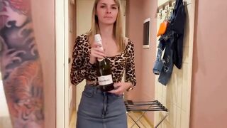 Chiama servizio in camera e si presenta bella fica troia