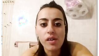 Ragazza mora si masturba in cam con sconosciuto