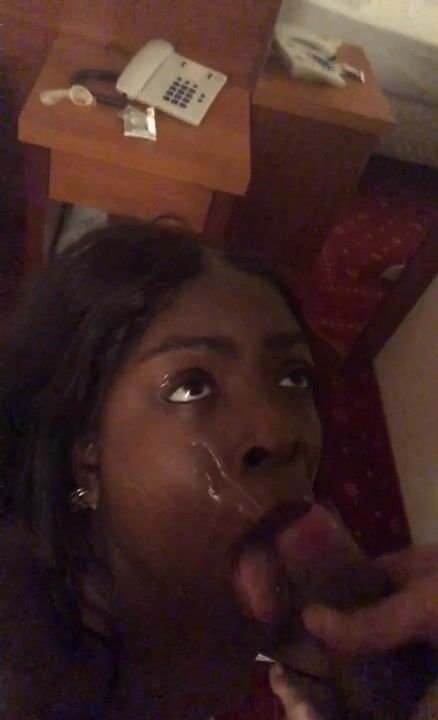 Pompino ragazza nera sborrata in faccia Onlyfans ITA