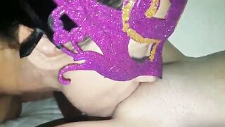 Mia moglie lecca la fica alla sua nuova amica