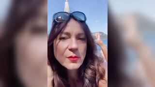 Milf in vacanza in relax