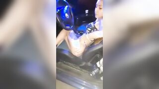 Ragazza italiana tatuata si masturba col cambio della macchina