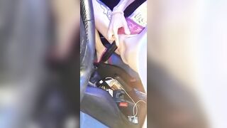 Ragazza italiana tatuata si masturba col cambio della macchina